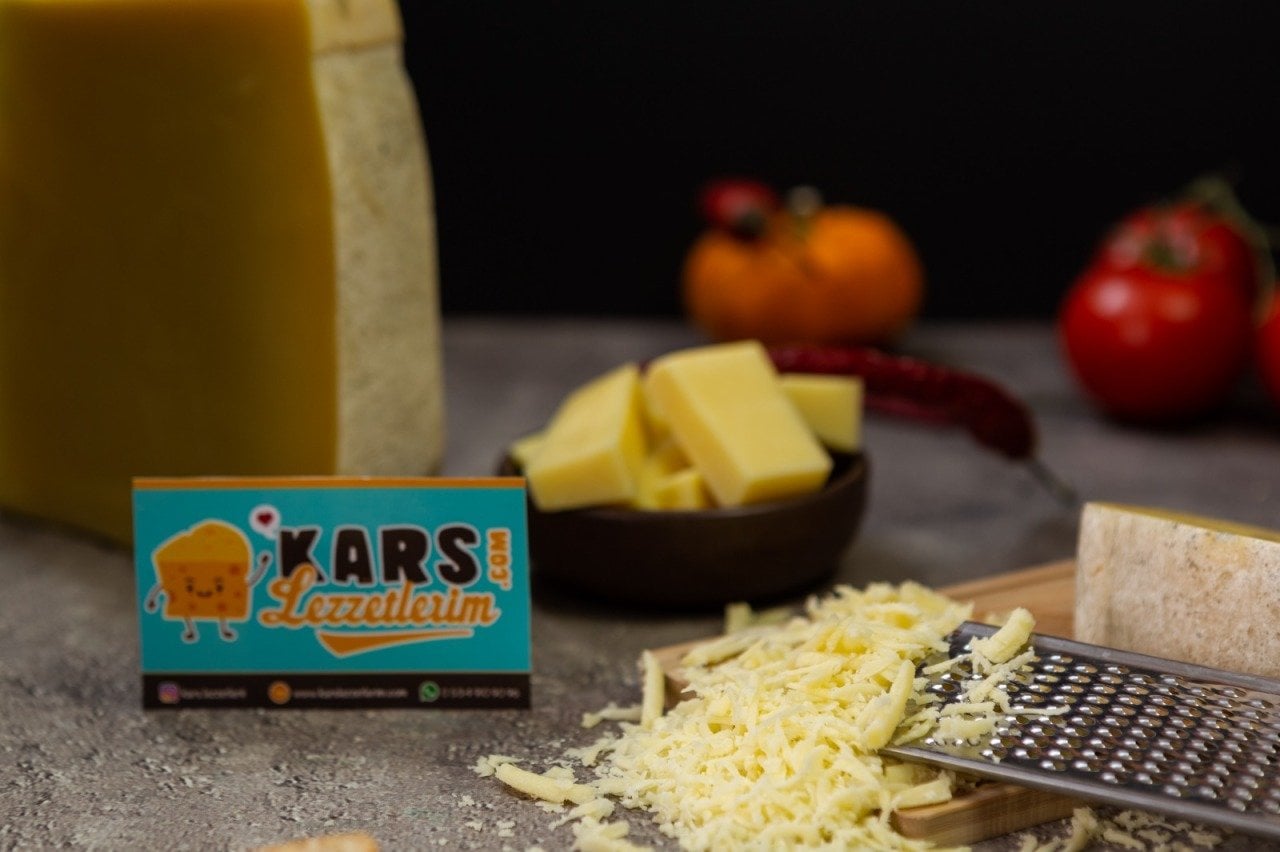 KARS ESKİ KAŞAR PEYNİRİ 1 KİLO