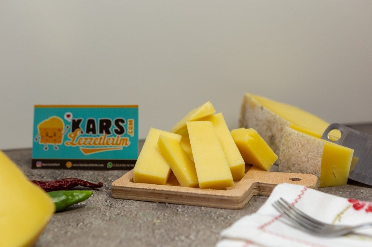 KARS ESKİ KAŞAR PEYNİRİ(500 GRAM)